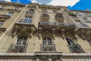 Façade d’un immeuble haussmannien en pierre de taille à Paris 17, balcons en fer forgé et architecture élégante dans le secteur Pont Cardinet / rue Dulong.