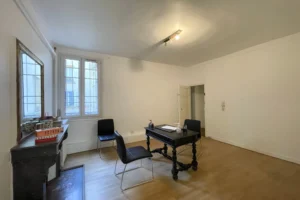 Chambre sur cour d’un appartement à vendre à Paris 11, secteur Filles du Calvaire, avec parquet ancien et fenêtres donnant sur cour intérieure.