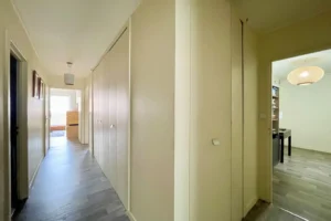 Couloir avec grands placards de rangement d’un appartement à vendre à Paris 12 Picpus, circulation optimisée entre les pièces et espace fonctionnel.