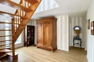 Entrée avec escalier bois, rangements et distribution vers les pièces de vie, maison à vendre à Saint-Benoît-d’Hébertot.