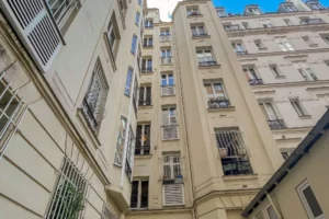 Façade de l’immeuble côté cour à Paris 17 Pont Cardinet, architecture ancienne, élévations sur cour intérieure calme et dégagée.