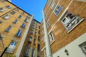 Façade sur cour d’un immeuble ancien en brique situé rue Rondelet à Paris 12 Reuilly-Diderot, avec fenêtres et cour intérieure.