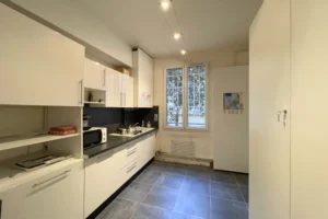 Cuisine d’un appartement à vendre à Paris 11 à réaménager en chambre sur cour, pièce calme avec fenêtre et rangements intégrés.
