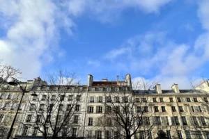 Vue dégagée depuis l’appartement sur les immeubles haussmanniens du boulevard du Temple à Paris 11, ciel ouvert et perspective urbaine.