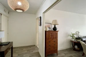 Entrée d’un appartement à vendre à Paris 12 Picpus avec espace d’accueil, circulation vers le séjour et les pièces, ambiance sobre et fonctionnelle.
