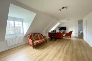 Salon à l’étage avec coin musique et belle hauteur sous plafond, maison familiale à vendre à Saint-Benoît-d’Hébertot.