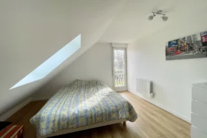 Chambre mansardée avec fenêtre et parquet bois, maison à vendre à Saint-Benoît-d’Hébertot.