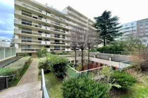 Vue sur la copropriété arborée d’un appartement à vendre à Paris 12 Picpus, résidence avec espaces verts, allées piétonnes et environnement calme.