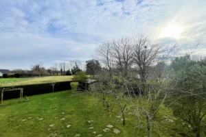 Vue dégagée sur le jardin et la campagne environnante depuis la maison à vendre à Saint-Benoît-d’Hébertot.