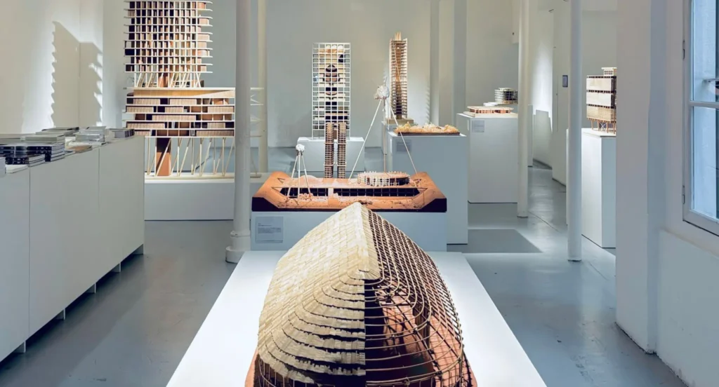 Maquette architecturale exposée à la Galerie d’Architecture dans le cadre de l’exposition Corps mort / Corps vivant, explorant le dialogue entre structure et usage.