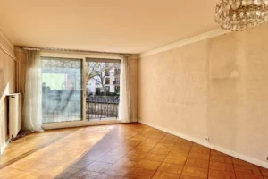 Séjour lumineux d’un appartement 4 pièces à vendre à Paris 12 Bel Air, avec parquet, large baie vitrée donnant sur balcon et vue dégagée, exposition ensoleillée.