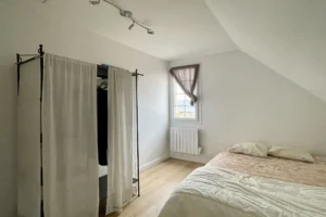 Chambre avec espace dressing et fenêtre, atmosphère calme et lumineuse, maison à vendre à Saint-Benoît-d’Hébertot.