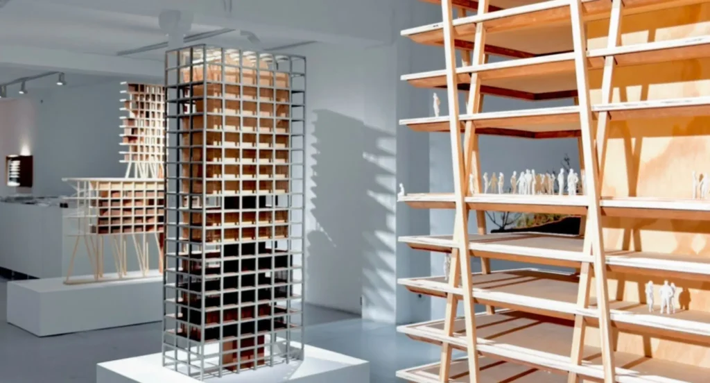 Détail de maquettes architecturales de l’agence Triptyque, révélant le travail sur la trame structurelle et la place laissée aux usages.