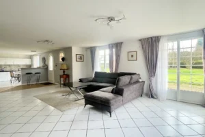 Séjour traversant avec espace salle à manger, lumière naturelle et vue sur le jardin, maison à vendre à Saint-Benoît-d’Hébertot.