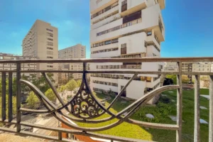 Vue dégagée depuis la fenêtre d’un appartement à Paris 12 Reuilly-Diderot, avec garde-corps en fer forgé et immeubles environnants.