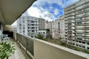 Balcon d’un appartement à vendre à Paris 12 Picpus offrant une vue dégagée sur des immeubles résidentiels et un cœur d’îlot arboré, espace extérieur agréable en étage.