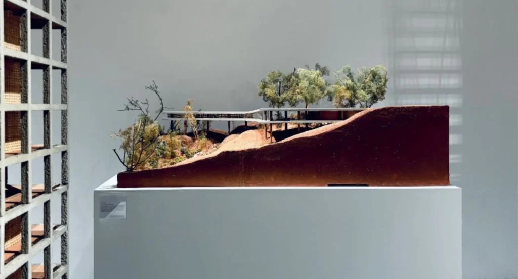 Maquette paysagère exposée à la Galerie d’Architecture, évoquant un projet présenté à la Biennale d’Architecture de Venise par l’agence Triptyque.