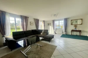 Salle à manger conviviale avec mobilier bois et ouverture sur l’extérieur, maison à vendre à Saint-Benoît-d’Hébertot.