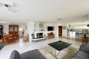 Cuisine aménagée ouverte sur la pièce de vie, équipements fonctionnels et plan de travail moderne, maison à vendre à Saint-Benoît-d’Hébertot.