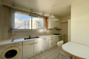 Cuisine indépendante d’un appartement 4 pièces à vendre à Paris 12 Bel Air, pièce fonctionnelle avec fenêtre, plan de travail, rangements et lumière naturelle.