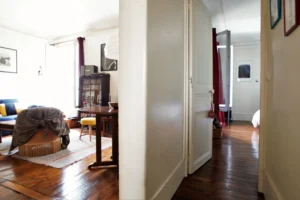 Dégagement et couloir d’un appartement à Paris 5, quartier des Gobelins, avec parquet ancien, distribution fluide entre séjour et chambre, et lumière naturelle.