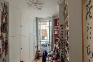 Chambre sur cour d’un appartement à Paris 17 Pont Cardinet, au calme, avec rangements intégrés, parquet ancien et fenêtre apportant une lumière naturelle.