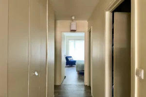 Couloir de distribution d’un appartement à vendre à Paris 12 Picpus avec placards intégrés, desservant les chambres et assurant une circulation fluide entre les pièces.