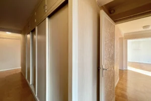 Couloir et dégagement d’un appartement 4 pièces à vendre à Paris 12 Bel Air, avec grands placards intégrés, circulation fluide entre les pièces et parquet d’origine.