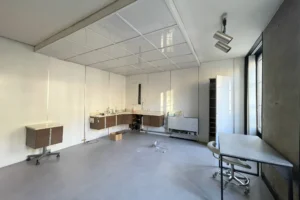 Salle à manger d’un appartement à vendre à Paris 11, boulevard du Temple, avec espace lumineux, grandes fenêtres et volume à aménager.