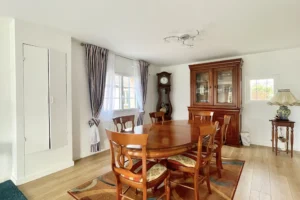 Salle à manger avec fenêtre donnant sur le jardin et ambiance chaleureuse, maison à vendre à Saint-Benoît-d’Hébertot.