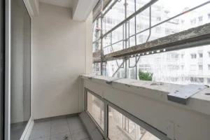 Balcon accessible depuis le séjour, vue dégagée sur cour avec échafaudages liés au ravalement en cours, appartement calme à Paris 12 secteur Dugommier Daumesnil.