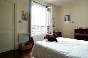 Chambre d’un appartement à Paris 5, quartier des Gobelins, avec parquet ancien, lumière naturelle et vue dégagée, ambiance calme et résidentielle.
