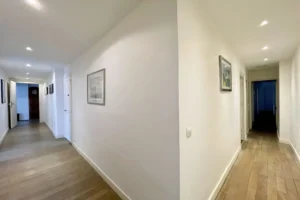 Dégagement et couloir d’un appartement à vendre à Paris 11, secteur Filles du Calvaire, avec parquet, circulation fluide et distribution des pièces.
