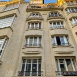 Façade d’un immeuble Art déco à Paris 15, en pierre de taille, avec balcons en ferronnerie et élévation élégante typique du quartier Sèvres Lecourbe.