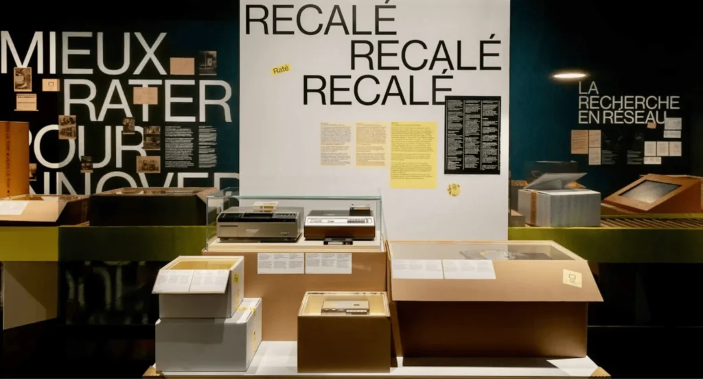 Archives techniques et appareils recalés présentés dans la section « Mieux rater pour innover », montrant les étapes invisibles du processus d’invention.