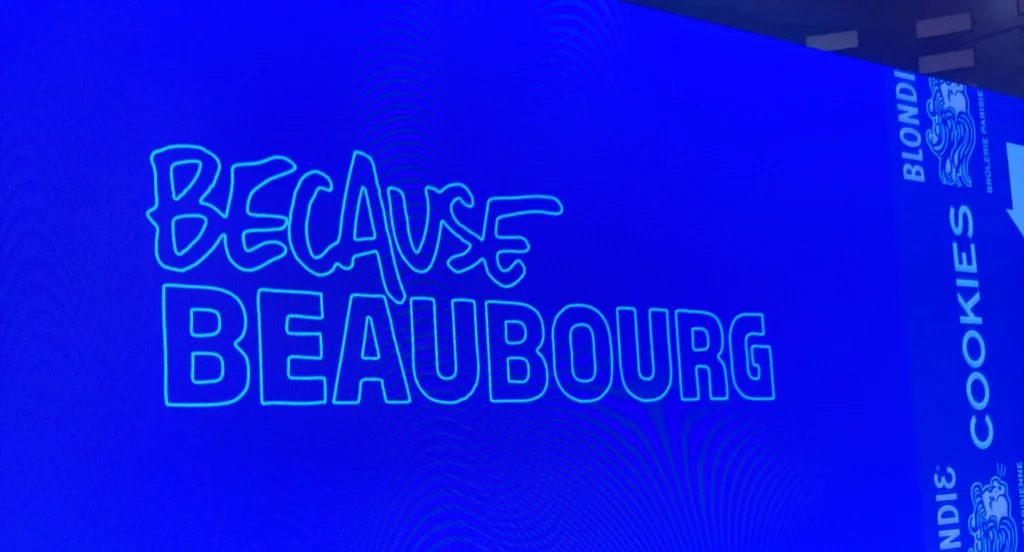 Signalétique immersive « Because Beaubourg » au Centre Pompidou, invitant le public à redécouvrir Beaubourg lors des derniers jours avant la fermeture pour rénovation.