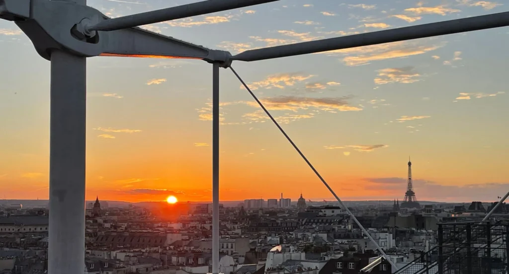 Vue panoramique sur les toits de Paris et la tour Eiffel au coucher du soleil, depuis le Centre Pompidou à Beaubourg, avant la fermeture pour rénovation.