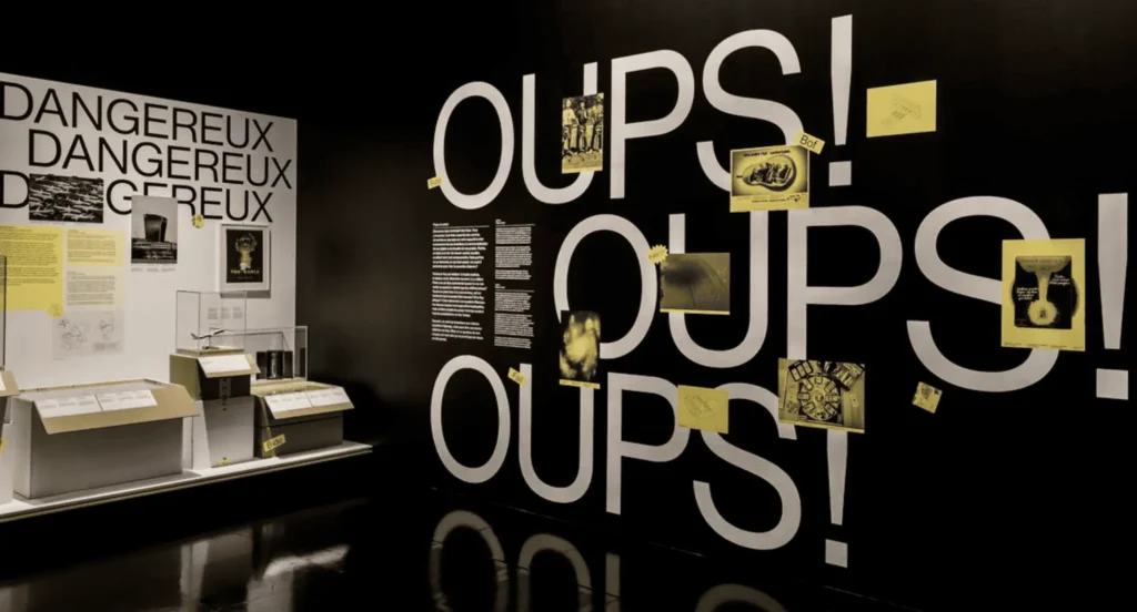 Scénographie immersive de la section « Oups » avec vitrines et objets techniques ayant connu des échecs industriels, présentés au Musée des Arts et Métiers.