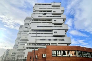 Immeuble moderne des années 1960 situé rue Érard à Paris 12 Reuilly Diderot, architecture contemporaine avec larges balcons en saillie et façade blanche dominante.