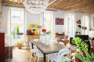 Appartement familial lumineux avec double séjour et salle à manger, parquet en point de Hongrie, poutres apparentes, grandes fenêtres sur cour, situé Paris 2 Sentier rue de Tracy.