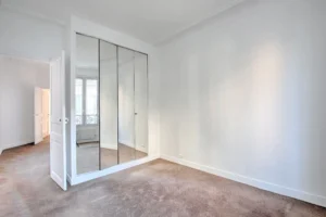 Chambre claire avec grande fenêtre et vue dégagée sur environnement arboré, appartement en duplex à vendre Paris 12 Porte de Vincennes Avenue Saint-Mandé.