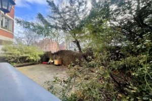 Terrasse avec jardin arboré et vue dégagée sur immeubles environnants, appartement en duplex à vendre Paris 12 Porte de Vincennes Avenue Saint-Mandé.