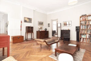 Double séjour spacieux avec bibliothèque sur mesure, canapé, méridienne et rangements, volumes généreux et charme de l’ancien, Paris 2 Sentier.