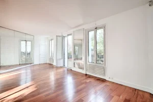 Séjour lumineux avec parquet massif et grandes fenêtres ouvrant sur terrasse, appartement en duplex à vendre Paris 12 Porte de Vincennes Avenue Saint-Mandé, exposé sud avec vue dégagée sur jardin.