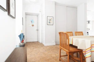 Entrée et dégagement vers la salle à manger, tomettes au sol et circulation fluide entre les pièces de vie.