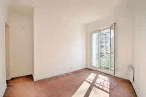 Chambre lumineuse avec accès direct à la salle de bains, grande fenêtre et vue arborée, appartement en duplex à vendre Paris 12 Porte de Vincennes Avenue Saint-Mandé.