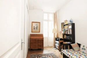 Chambre lumineuse avec fenêtre sur cour, bureau et bibliothèque, idéale chambre d’enfant ou bureau, Paris Sentier.