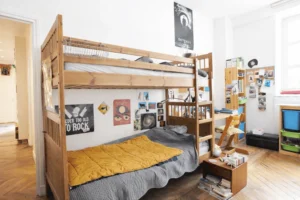 Chambre avec lits superposés et espace bureau, pièce fonctionnelle pour enfants ou adolescents, appartement familial 5 pièces.