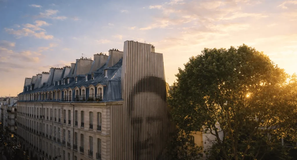 Façades haussmanniennes et architecture parisienne au Faubourg Saint-Denis dans le 10e arrondissement de Paris au coucher du soleil