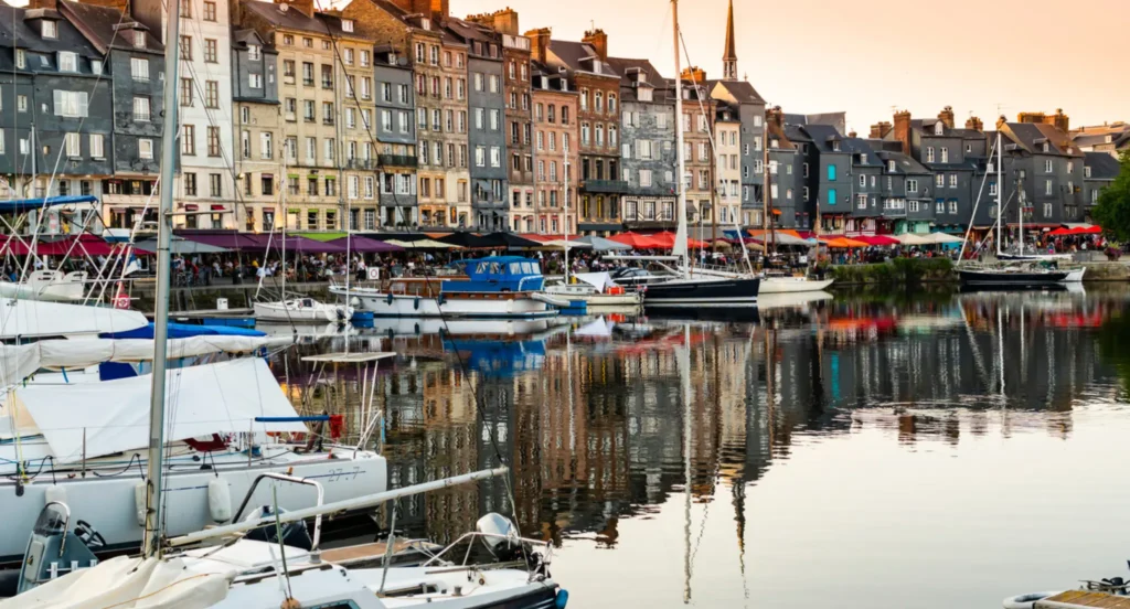 Port d’Honfleur et Vieux Bassin avec façades normandes, bateaux de plaisance et terrasses en Normandie